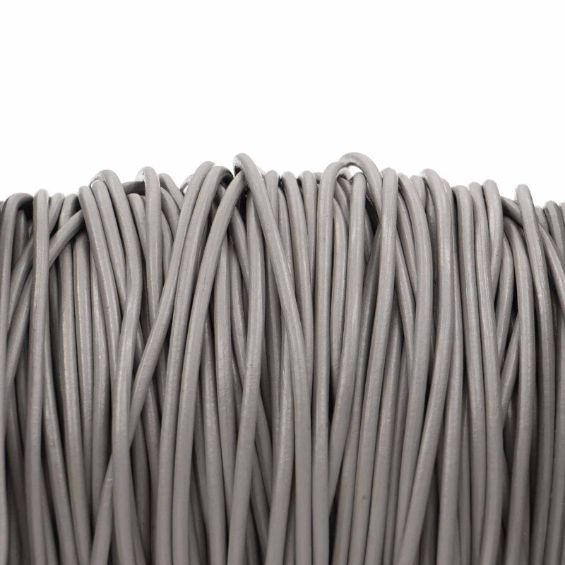 Dicht aufgewickeltes graues Lederband, rund mit 2 mm Durchmesser, viele Windungen nebeneinander.