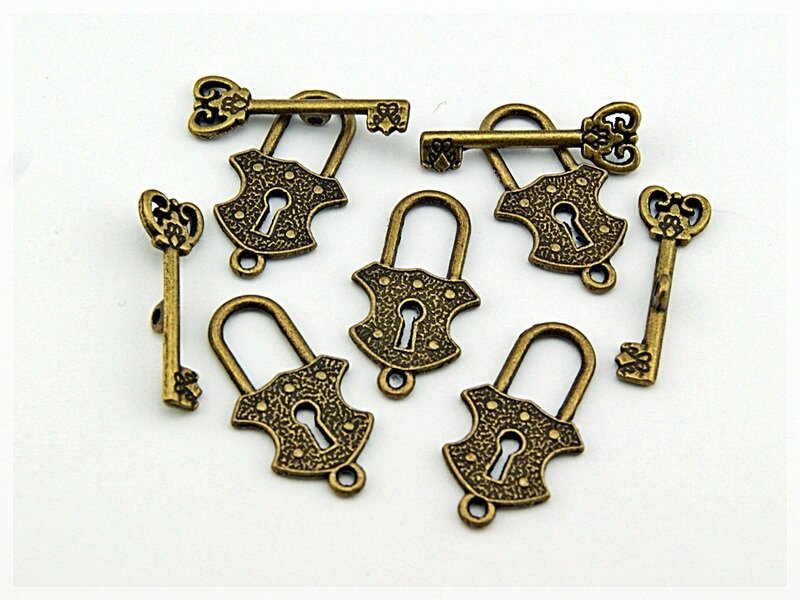 4 Knebelverschlüsse als Schloss mit Schlüssel in antik Bronze