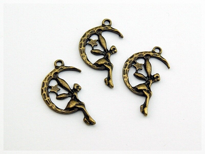 5 kleine Elfen im Mond in antik Bronze