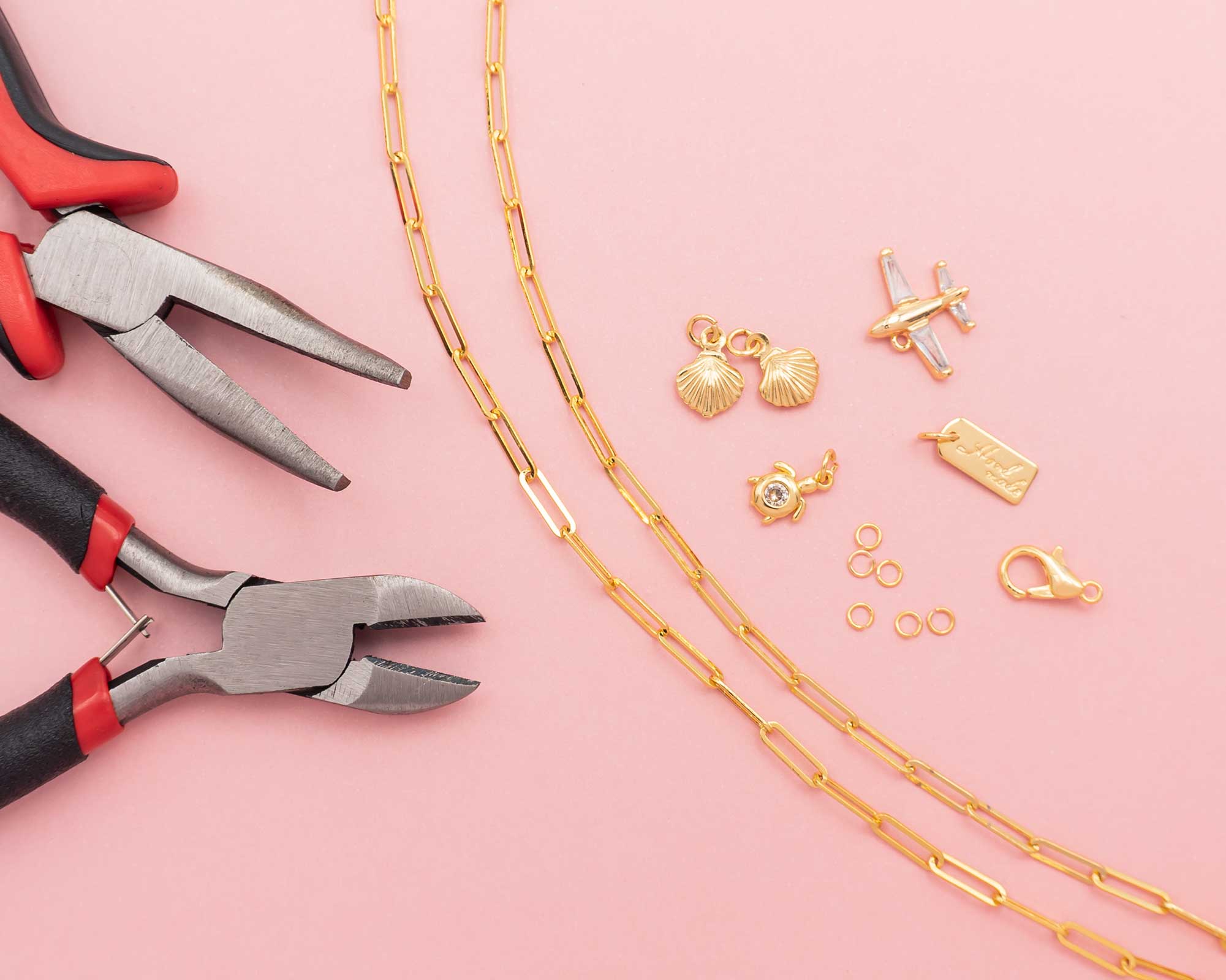 Flachzange, Seitenschneider, Gliederkette und kleine Anhänger
