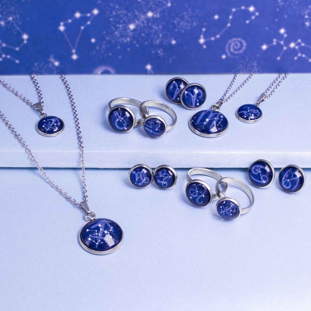Kette, Ringe und Ohrstecker mit Sternzeichen-Cabochons in dunkelblau