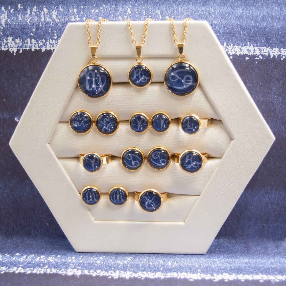 Goldfarbene Ketten, Ringe und Ohrstecker mit Sternzeichen-Cabochons
