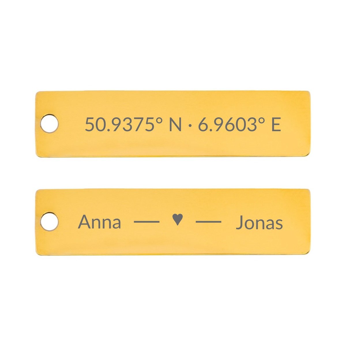 Zwei Gravurplättchen: Koordinaten 50.9375° N 6.9603° E und die Namen Anna und Jonas mit Herzlinie